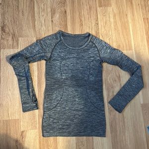 Lululemon size 4 long sleeve shirt